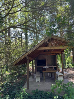 Cabaña en el bosque con quincho